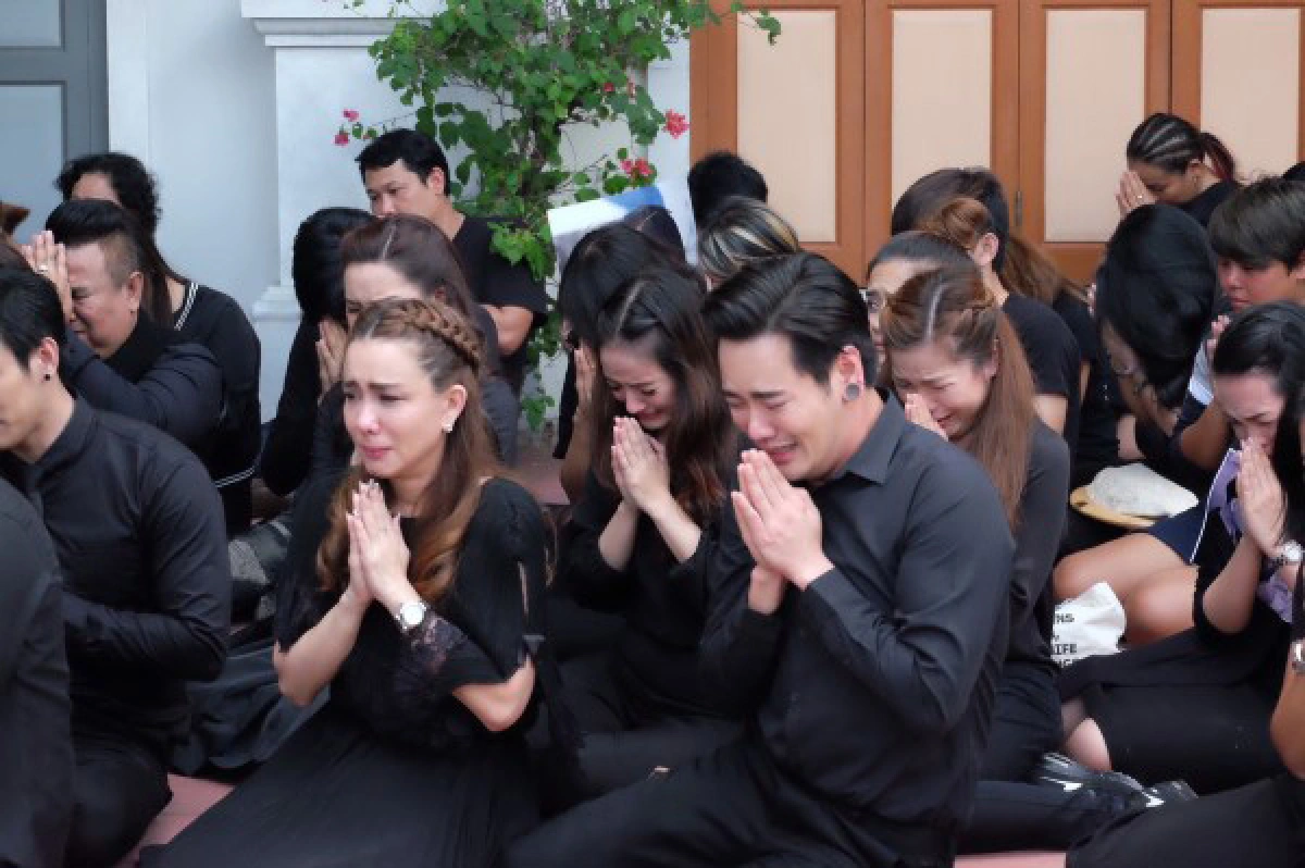 ดาราหลั่งน้ำตาเข้าฉากจำลองพิธีเคลื่อนพระบรมศพในละครเทิดพระเกียรติ