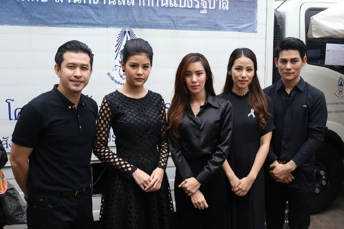 ศิลปินอาร์เอส-อาร์สยาม ทำดีเพื่อพ่อร่วมแจกอาหารที่สนามหลวง
