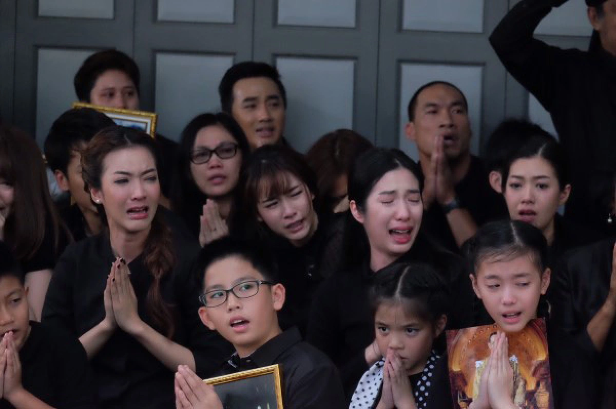 ดาราหลั่งน้ำตาเข้าฉากจำลองพิธีเคลื่อนพระบรมศพในละครเทิดพระเกียรติ