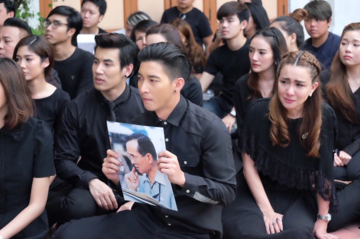 ดาราหลั่งน้ำตาเข้าฉากจำลองพิธีเคลื่อนพระบรมศพในละครเทิดพระเกียรติ