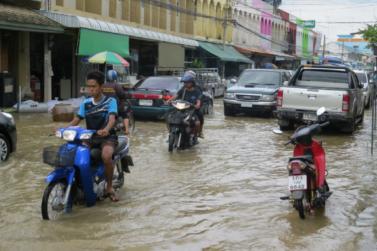 น้ำท่วมตัวเมืองเพชรบุรีหนักสุดในรอบหลายสิบปี