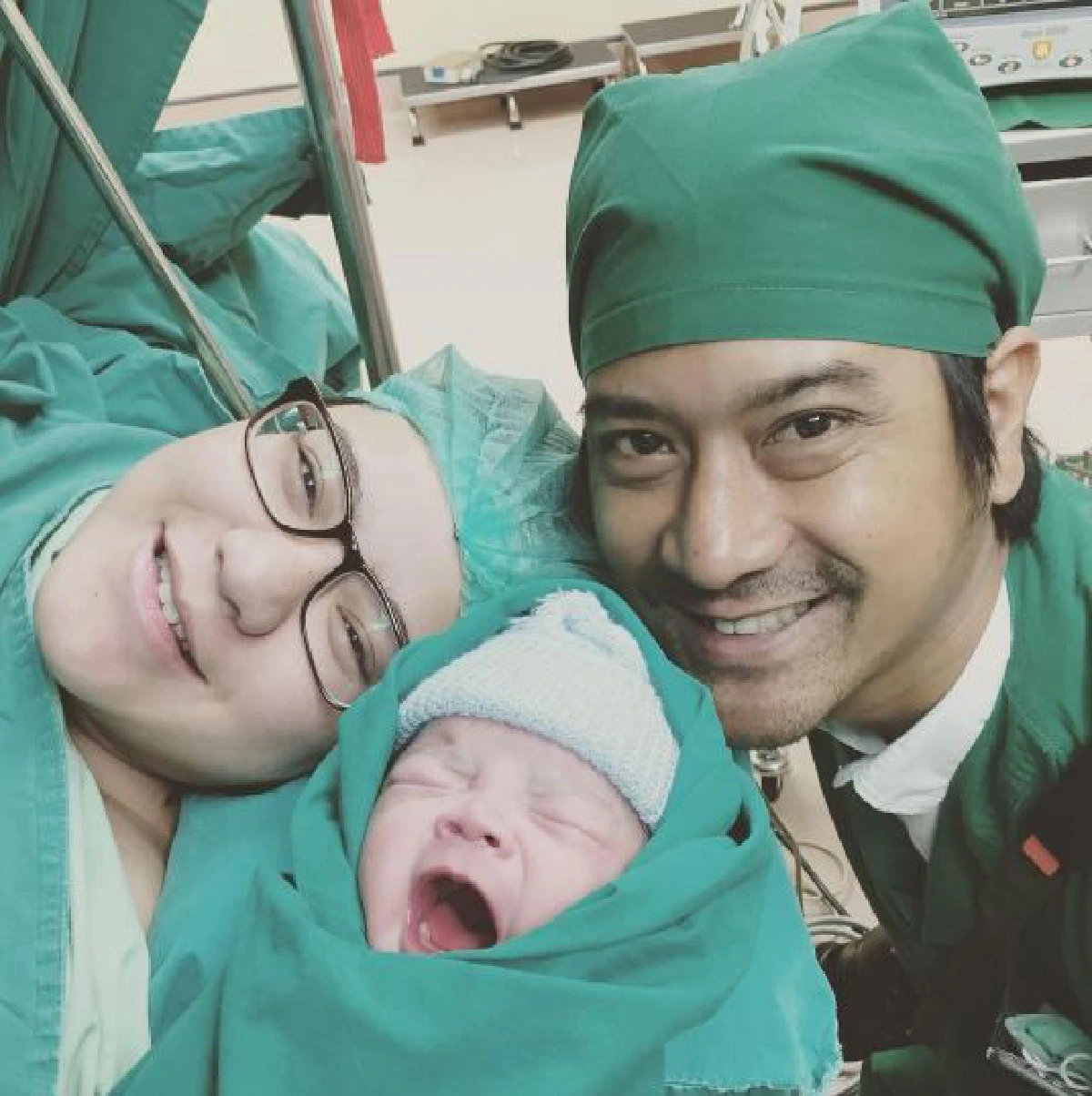 หนุ่ม อรรถพร สุดดีใจ! ภรรยาคลอดลูกชายคนที่ 2 ตั้งชื่อ "น้องอดัม"