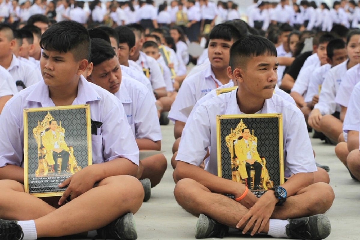 ชาวปทุมธานีร่วมแปรขบวนอักษรอาลัยในหลวงรัชกาลที่9