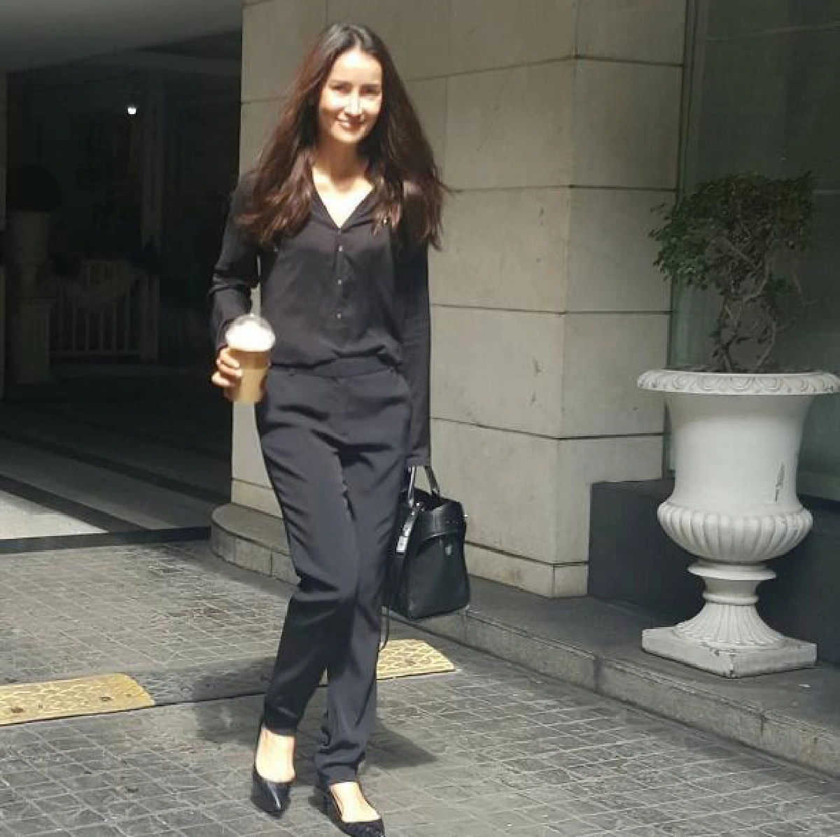 สองนางเอกตัวแม่! อั้ม พัชราภา หอบดอกไม้เบิร์ดเดย์ แอน ทองประสม