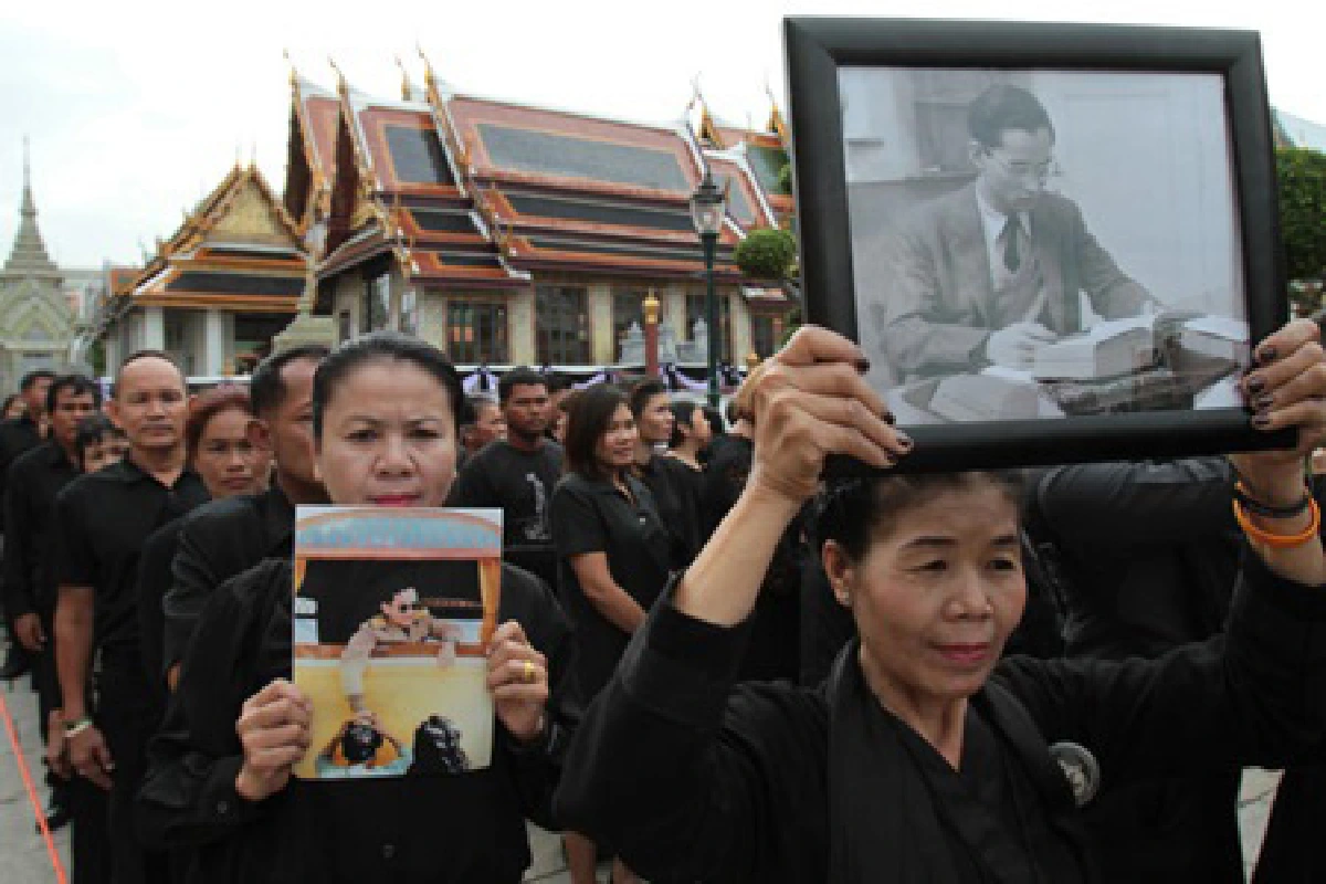 พสกนิกรหลั่งไหลเข้าถวายสักการะพระบรมศพ