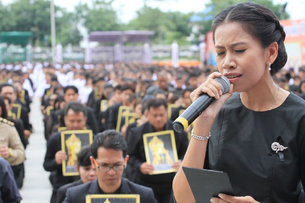 ชาวปทุมธานีร่วมแปรขบวนอักษรอาลัยในหลวงรัชกาลที่9