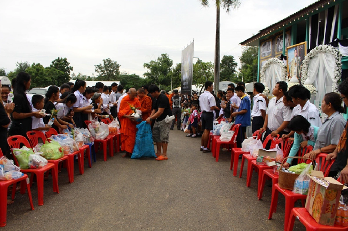 โรงเรียนที่พ่อสร้างจัดทำบุญถวายพระราชกุศลในหลวงร.9