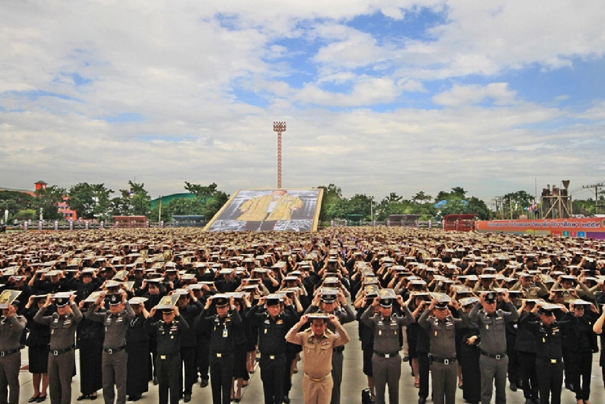 ชาวปทุมธานีร่วมแปรขบวนอักษรอาลัยในหลวงรัชกาลที่9