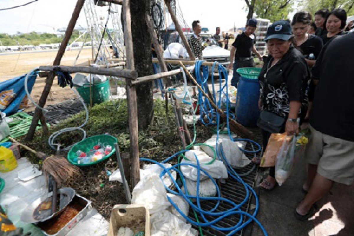 เตือนทิ้งขยะทำต้นมะขามตาย