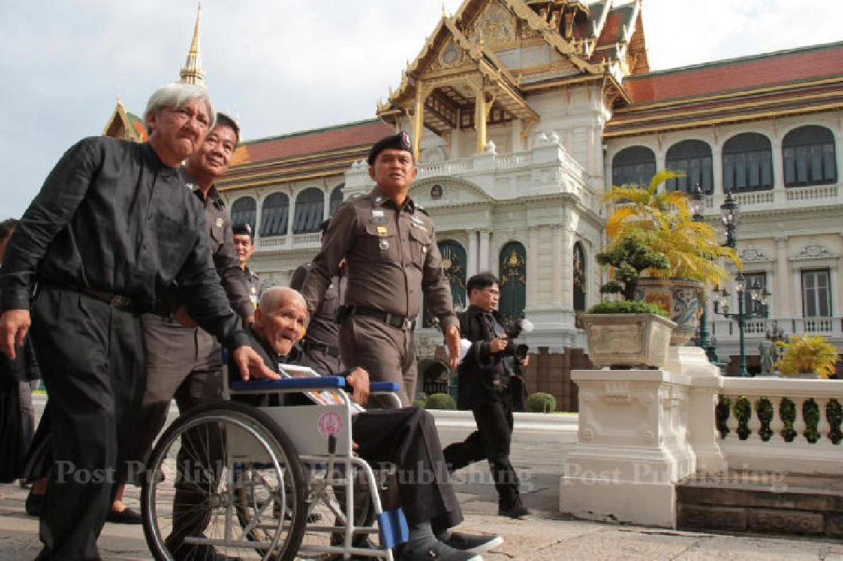 "ลุงเอี่ยม"อดีตขอทานเงินล้านเข้ากราบถวายบังคมพระบรมศพ