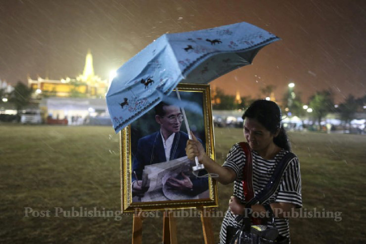 ไขปมดราม่า!"ภาพหญิงกางร่มบังพระบรมฉายาลักษณ์" จากช่างภาพผู้ลั่นชัตเตอร์ ไขปมดราม่า!"ภาพหญิงกางร่มบังพระบรมฉายาลักษณ์" จากช่างภาพผู้ลั่นชัตเตอร์
