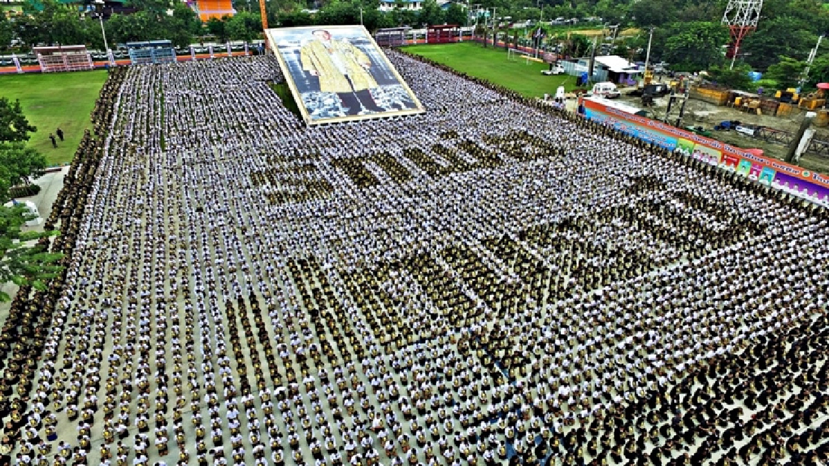 ชาวปทุมธานีร่วมแปรขบวนอักษรอาลัยในหลวงรัชกาลที่9