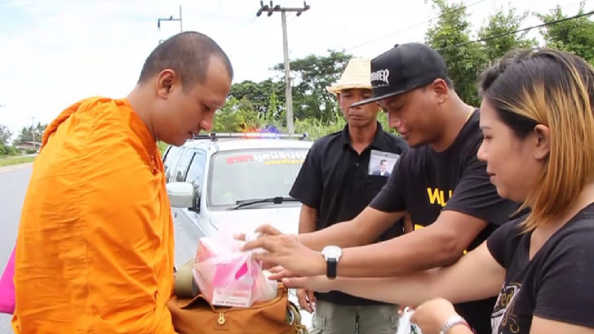พระภิกษุนครศรีฯเดินเท้าถวายพระราชกุศลในหลวงร.9