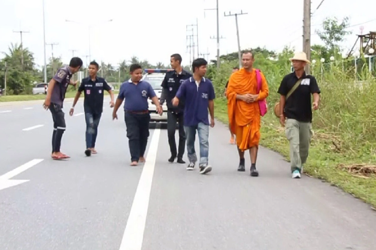 พระภิกษุนครศรีฯเดินเท้าถวายพระราชกุศลในหลวงร.9