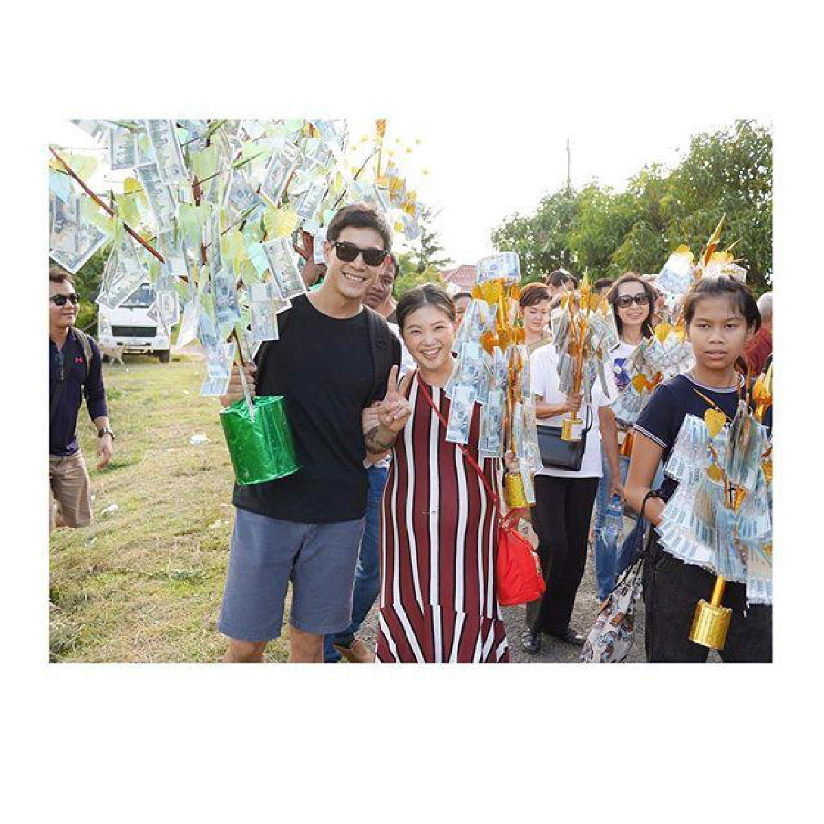 สามีดูแลไม่ห่าง! ฮารุ อุ้มท้องโต 7 เดือน ทำบุญทอดกฐินเมืองลาว