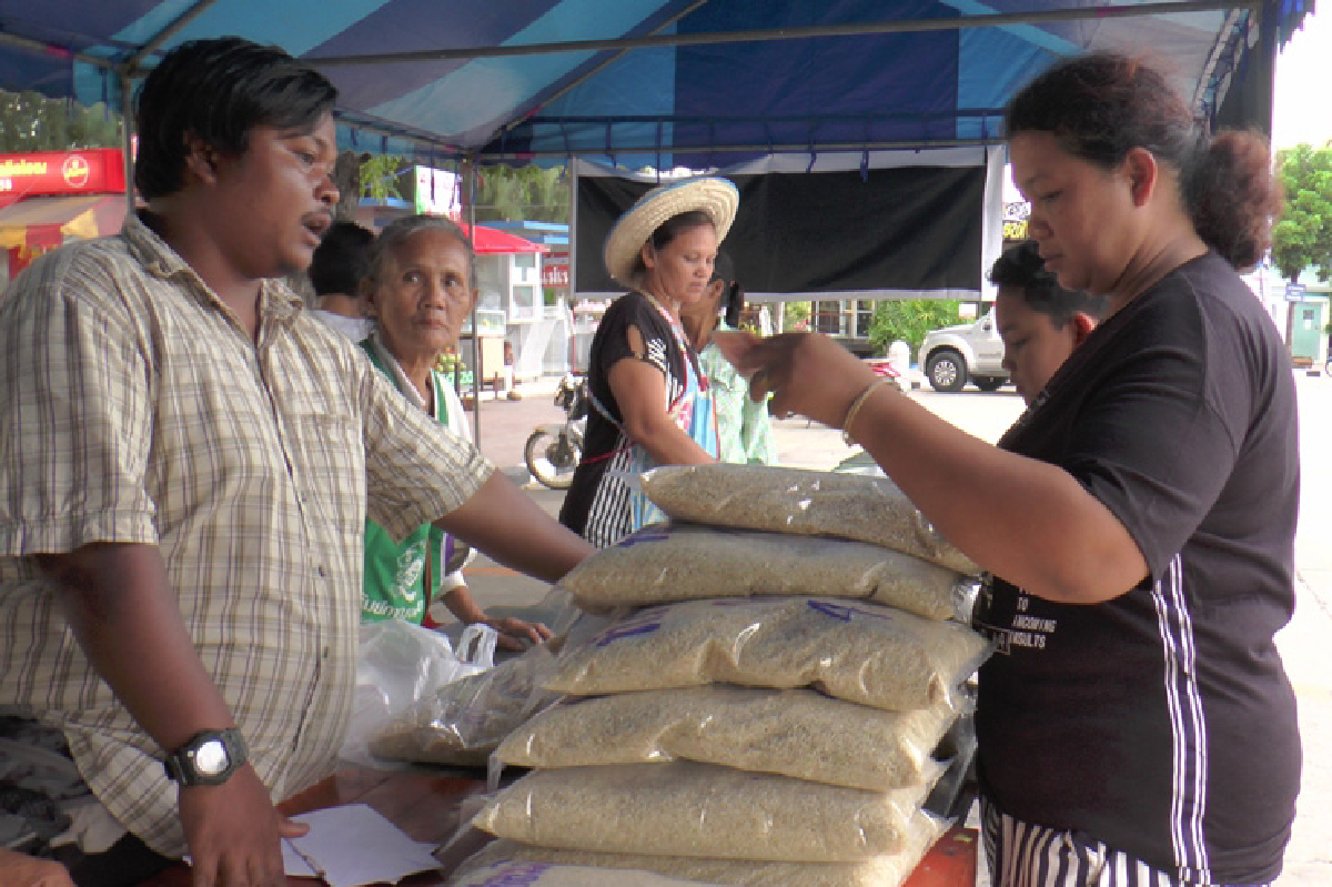 ชาวนาบุรีรัมย์นำข้าวสารขายหน้าปั๊มปตท. ชาวนาบุรีรัมย์นำข้าวสารขายหน้าปั๊มปตท.
