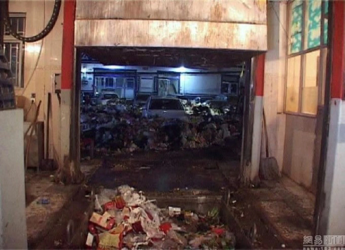 จีนมักง่ายจอดรถในที่ห้ามจอด โดนเอาคืนด้วยขยะ 10 ตัน!