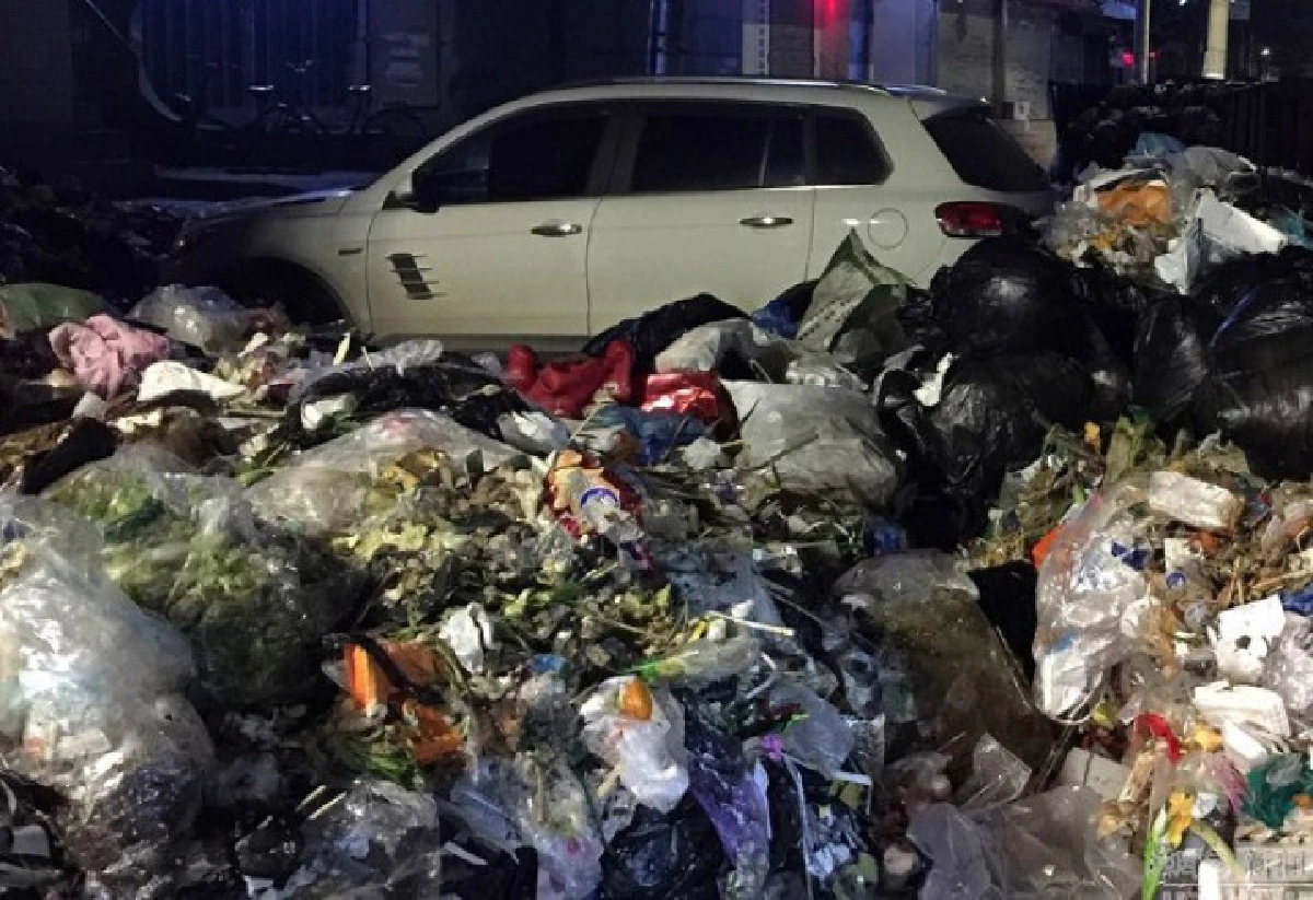 จีนมักง่ายจอดรถในที่ห้ามจอด โดนเอาคืนด้วยขยะ 10 ตัน!