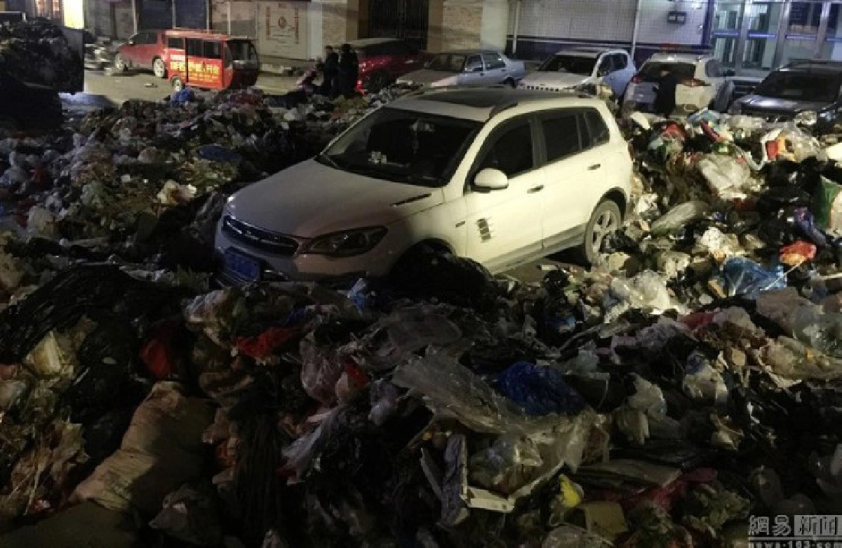 จีนมักง่ายจอดรถในที่ห้ามจอด โดนเอาคืนด้วยขยะ 10 ตัน!