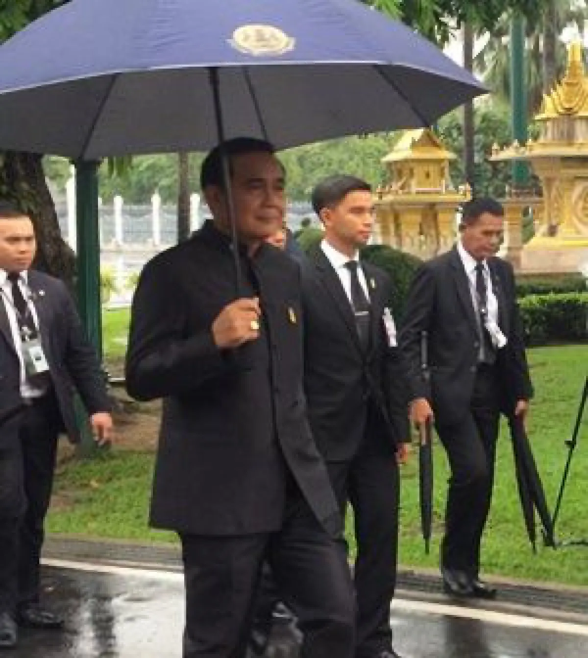 "ท่านมุ้ย"พบนายกฯมอบ MVเพลงสรรเสริญพระบารมี