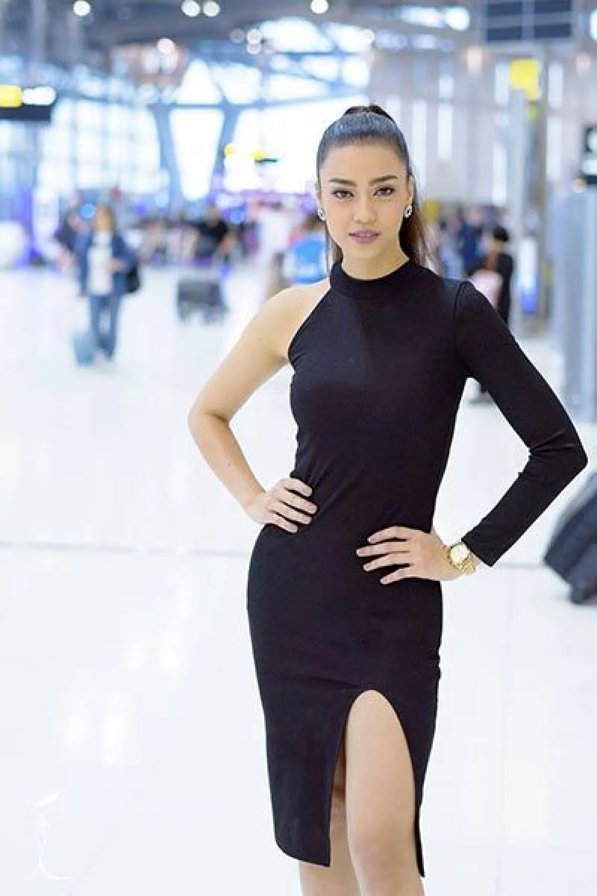 สวยอลังการ! ชาลิสา อแมนด้า ร่วมเฟรมสาวงามอินโดฯในชุดประจำชาติ