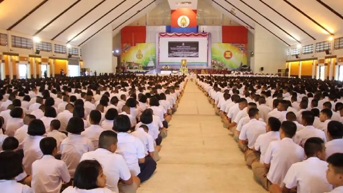 คนอาชีวะนับหมื่นร่วมแปรอักษรแสดงอาลัยในหลวงร.9