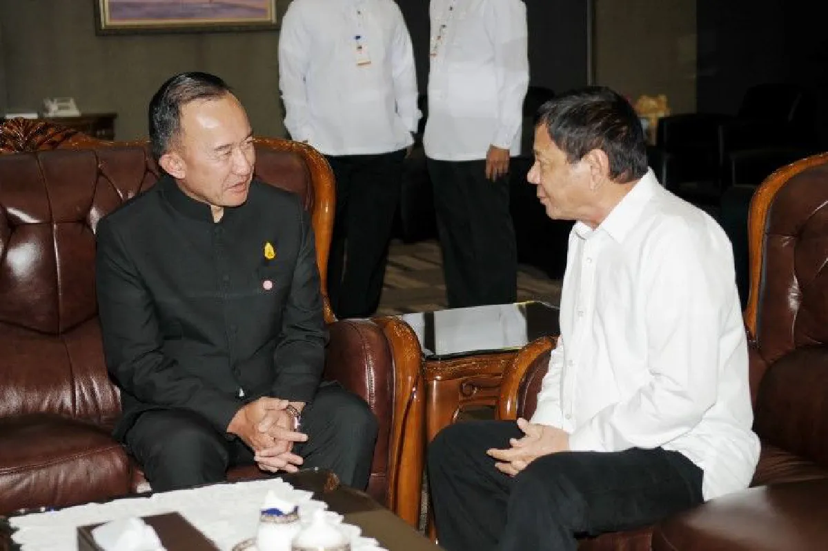 "ดูเตอร์เต"เยือนไทยเข้าถวายสักการะพระบรมศพ