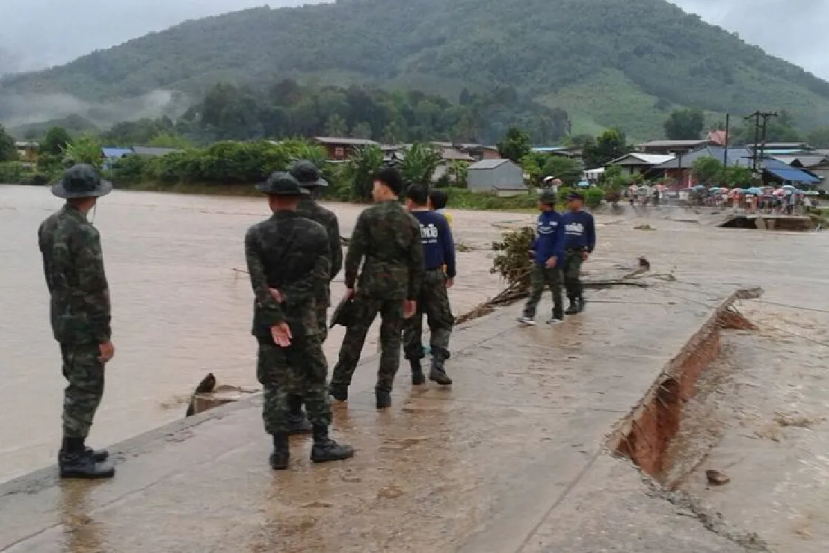 อุดรฯเจอฝนถล่มบ้านริมห้วยพังคอสะพานขาด