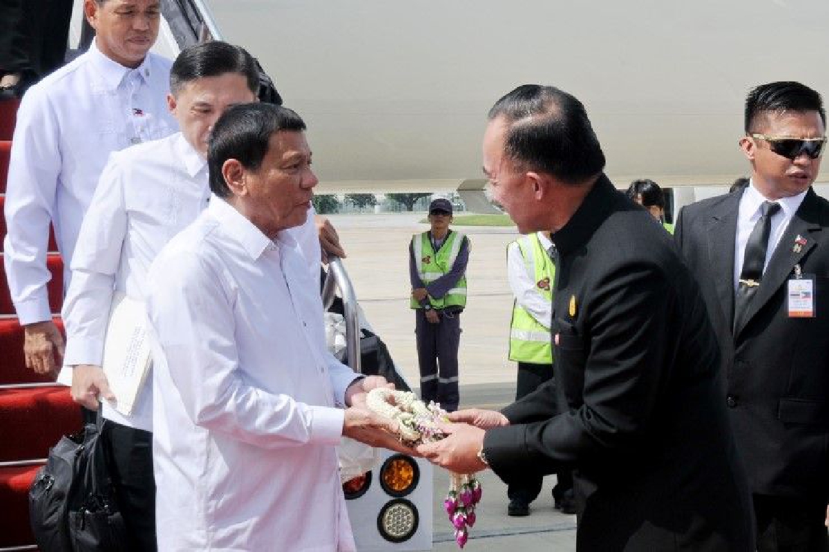 "ดูเตอร์เต"เยือนไทยเข้าถวายสักการะพระบรมศพ "ดูเตอร์เต"เยือนไทยเข้าถวายสักการะพระบรมศพ