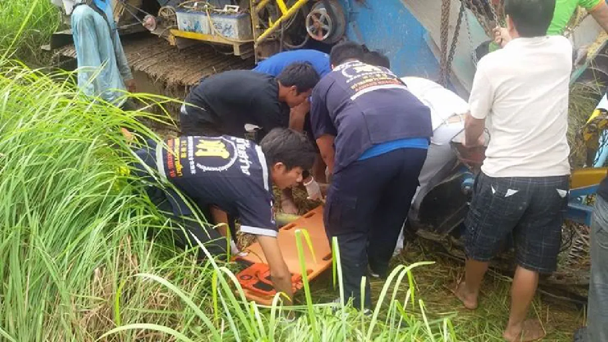 สลด!รถเกี่ยวข้าวบดคนขับดับกลางทุ่งนา