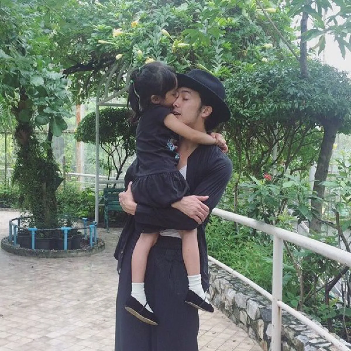 อบอุ่นพร้อมหน้า! ไอด้า-แอมมี่ พา ลัลลาเบล เดินเล่นสวนสาธารณะ