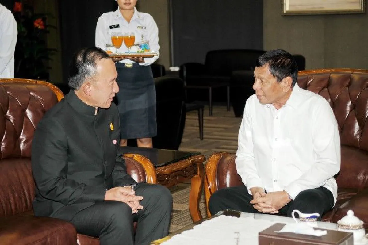 "ดูเตอร์เต"เยือนไทยเข้าถวายสักการะพระบรมศพ