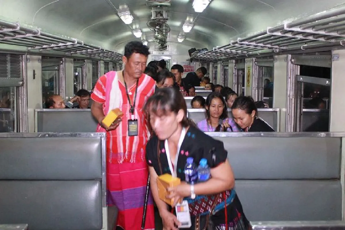 ผู้ว่าฯพิษณุโลกส่งชาวเขา5เผ่าขึ้นรถไฟไปกราบบังคมพระบรมศพ