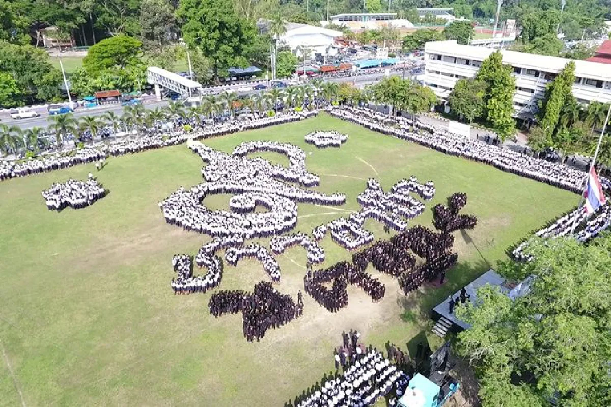 คนอาชีวะนับหมื่นร่วมแปรอักษรแสดงอาลัยในหลวงร.9