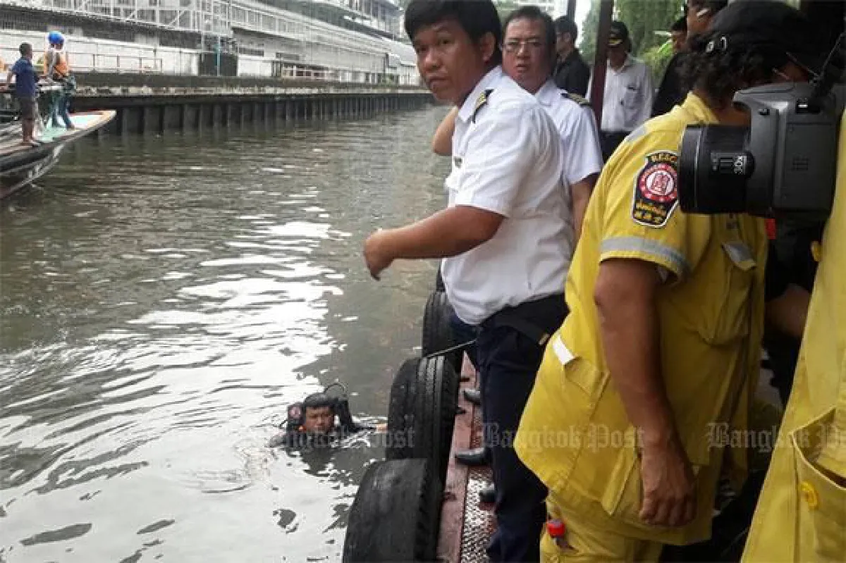 Boat passenger falls into Saen Saep canal, drowns