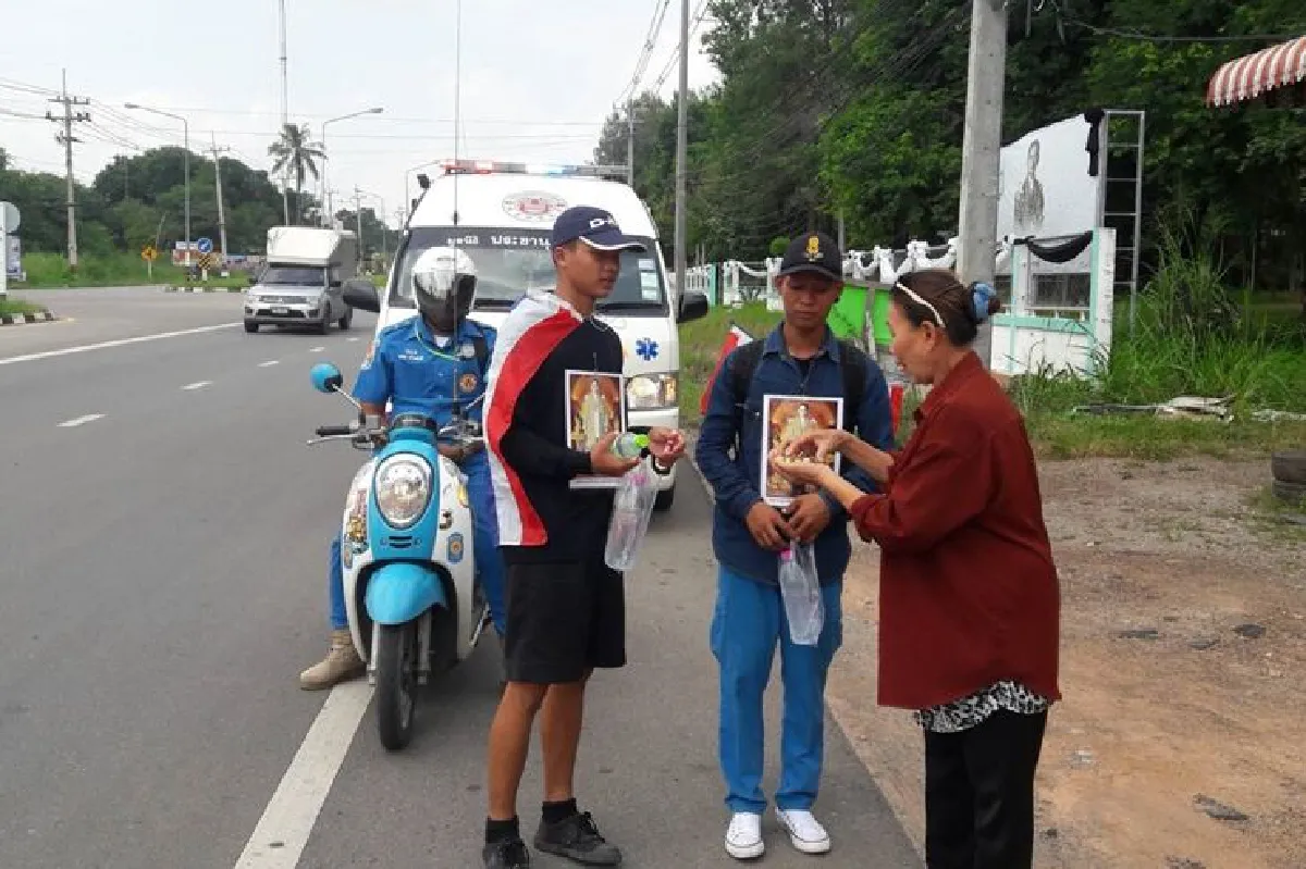 สองเยาวชนคนจอมบึงเดินเท้ากราบพระบรมศพ
