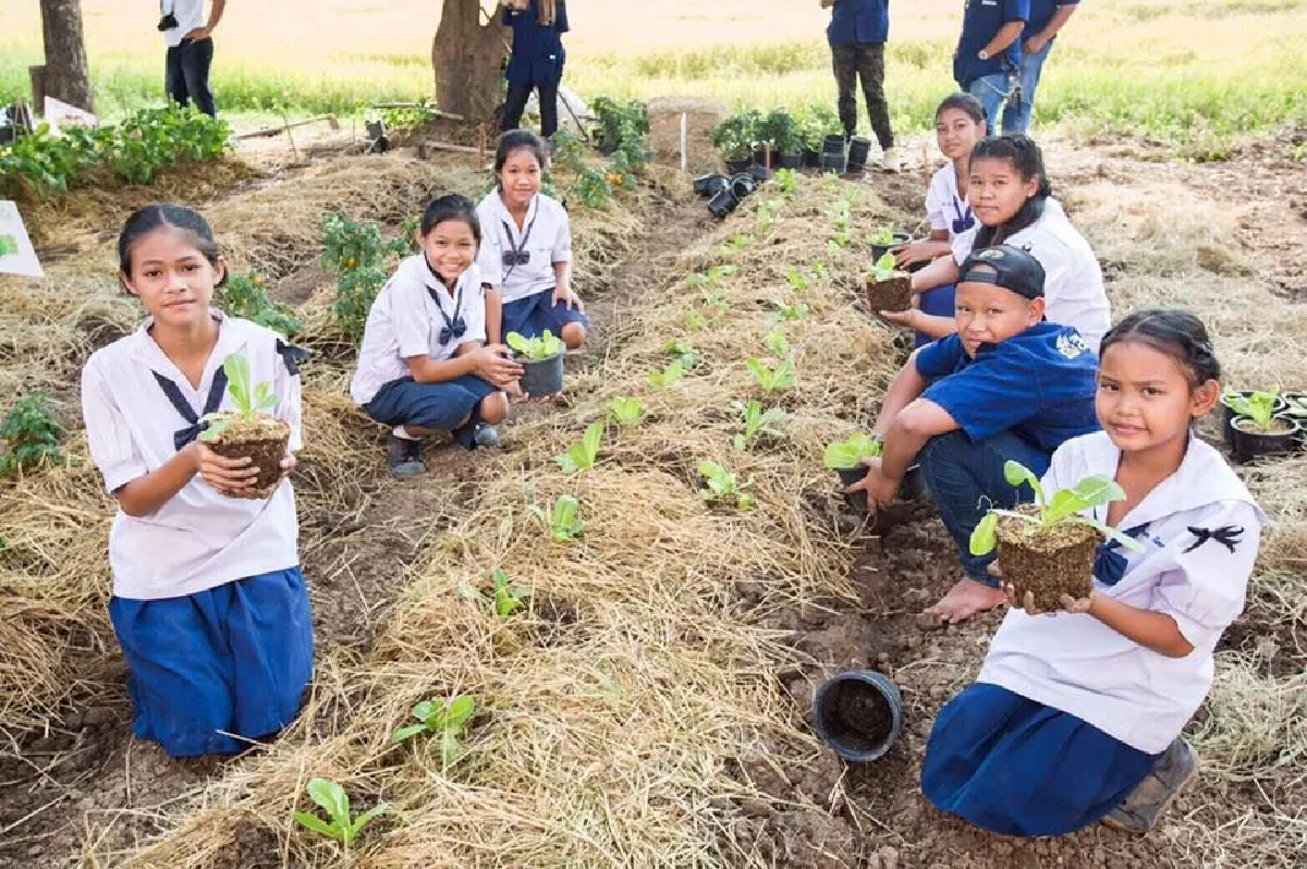 ตามรอยพ่อ! นุ่น-ต๊อด เปิดโครงการ "100 โรงเรียนเกษตรพอเพียง"