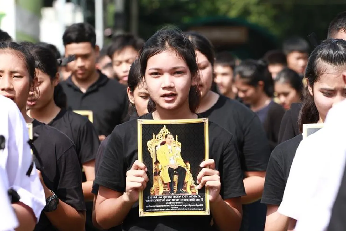 โรงเรียนปทุมวิไลถวายอาลัยแปรอักษร“ภปร ปทุมวิไล รักพ่อ”