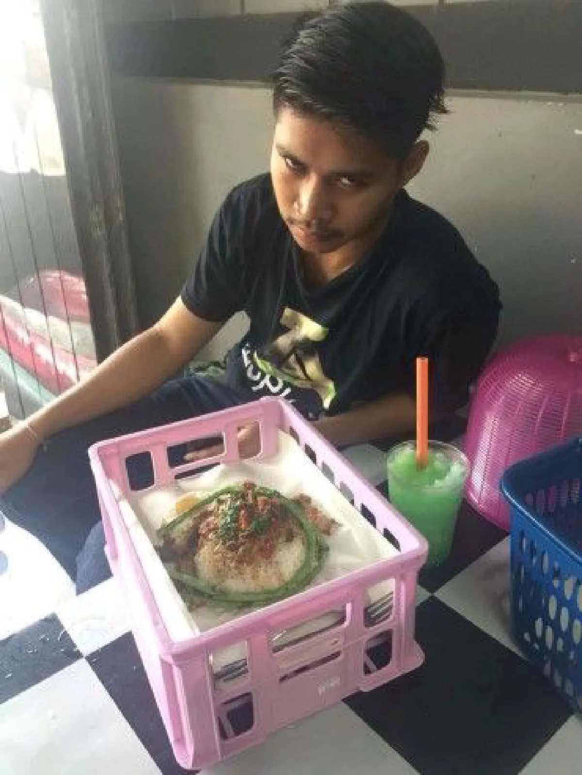 ไอเดียบรรเจิด!ร้านอาหารเมืองจันทน์ใช้ภาชนะสุดแปลกเสิร์ฟลูกค้า