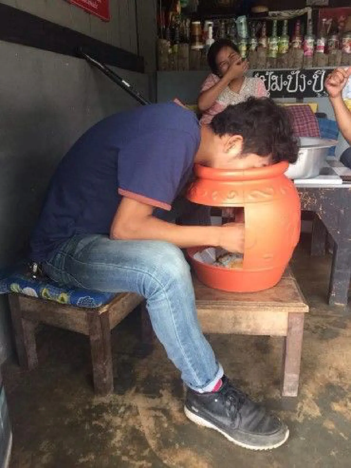 ไอเดียบรรเจิด!ร้านอาหารเมืองจันทน์ใช้ภาชนะสุดแปลกเสิร์ฟลูกค้า