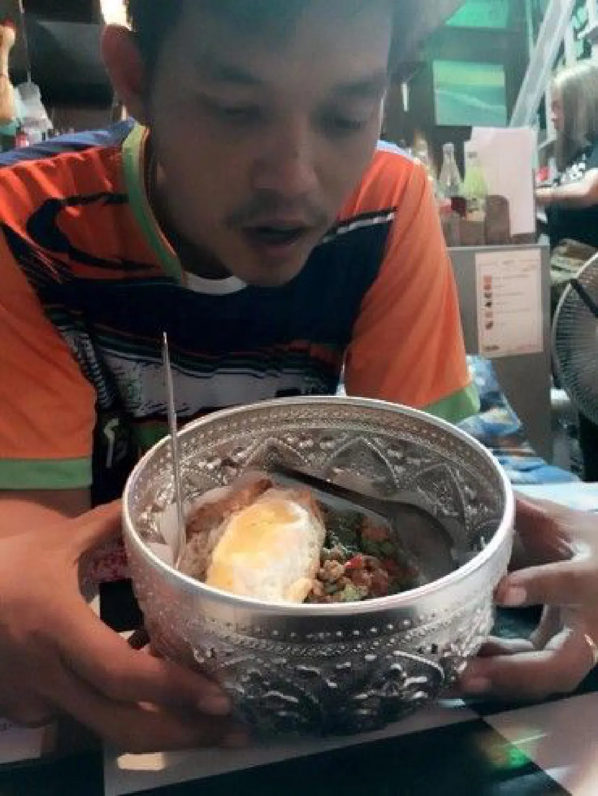 ไอเดียบรรเจิด!ร้านอาหารเมืองจันทน์ใช้ภาชนะสุดแปลกเสิร์ฟลูกค้า