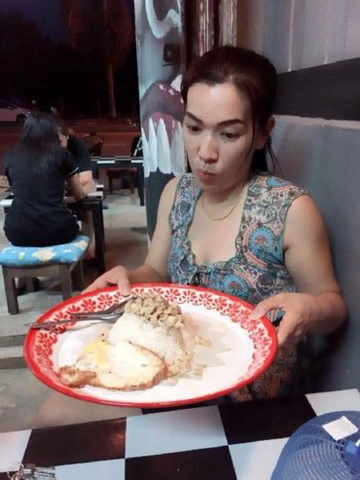 ไอเดียบรรเจิด!ร้านอาหารเมืองจันทน์ใช้ภาชนะสุดแปลกเสิร์ฟลูกค้า