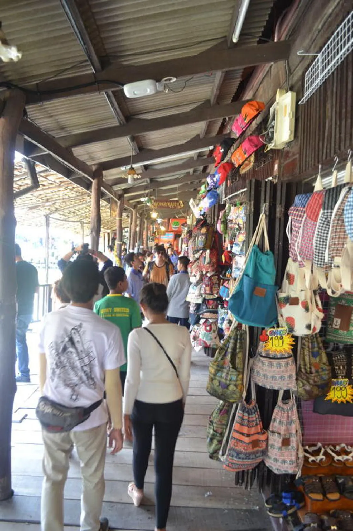 เดินย้อนเวลา ณ ตลาดน้ำอโยธยา