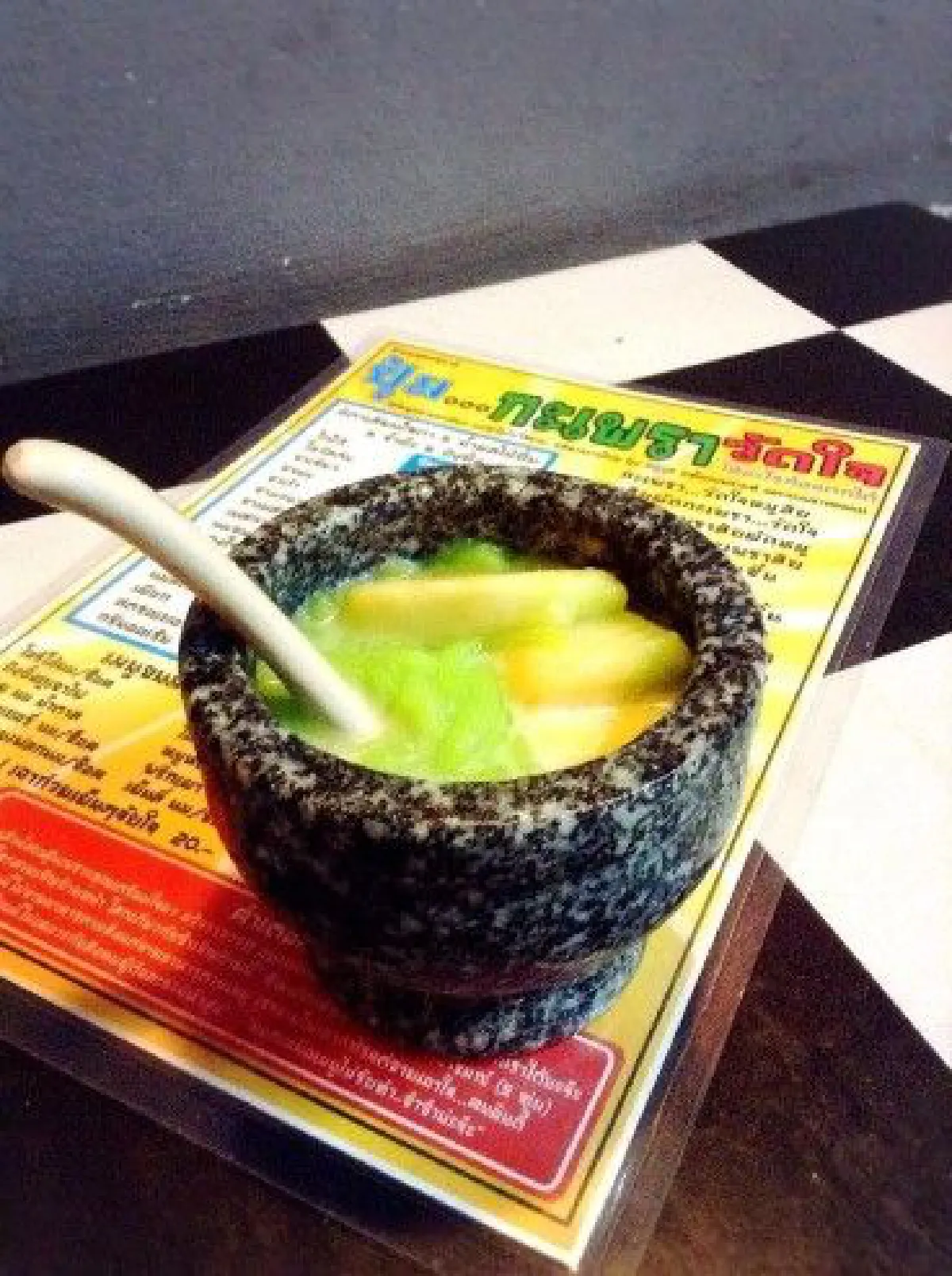 ไอเดียบรรเจิด!ร้านอาหารเมืองจันทน์ใช้ภาชนะสุดแปลกเสิร์ฟลูกค้า