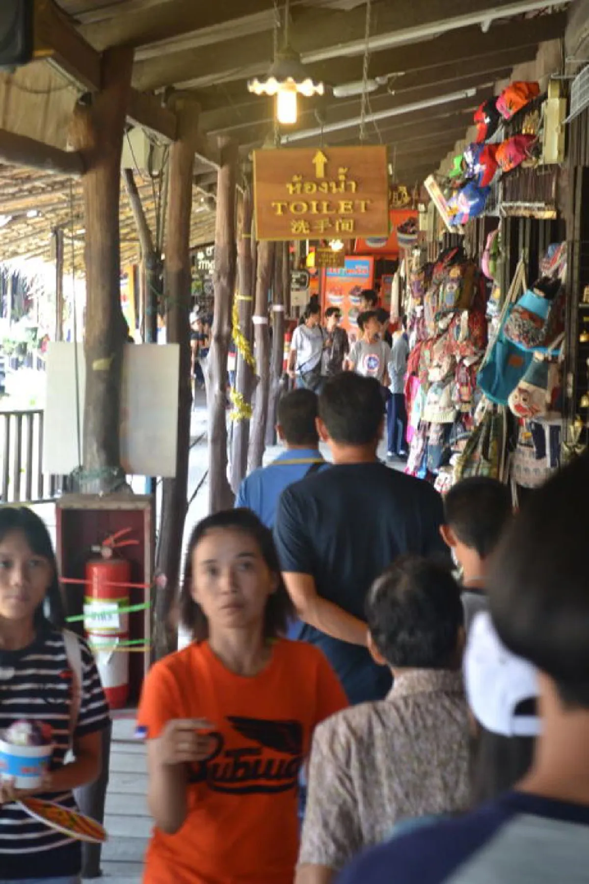 เดินย้อนเวลา ณ ตลาดน้ำอโยธยา