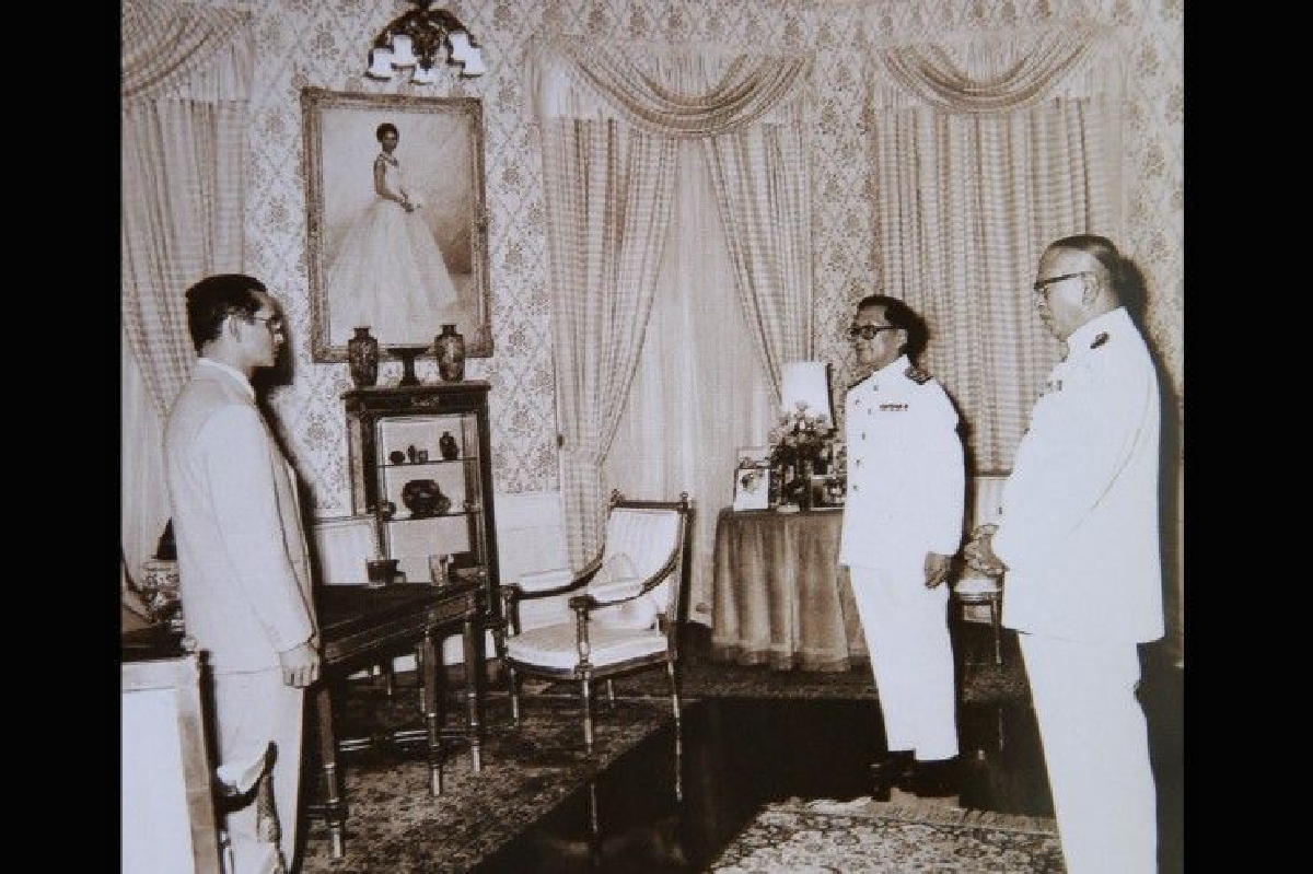 "พระบารมีคุ้มเกล้าฯ" ธานินทร์ กรัยวิเชียร "พระบารมีคุ้มเกล้าฯ" ธานินทร์ กรัยวิเชียร