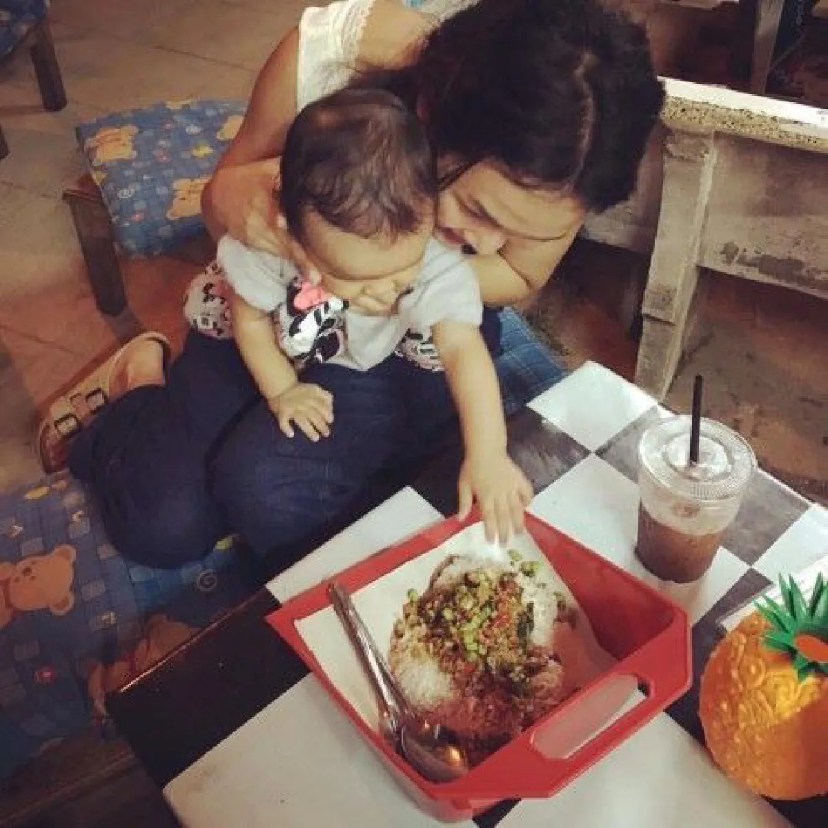 ไอเดียบรรเจิด!ร้านอาหารเมืองจันทน์ใช้ภาชนะสุดแปลกเสิร์ฟลูกค้า