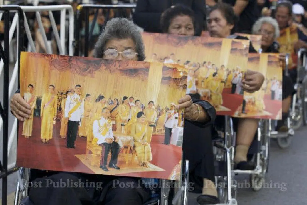ครบ1เดือนเสด็จสวรรคต พสกนิกรทยอยกราบพระบรมศพเนืองแน่น
