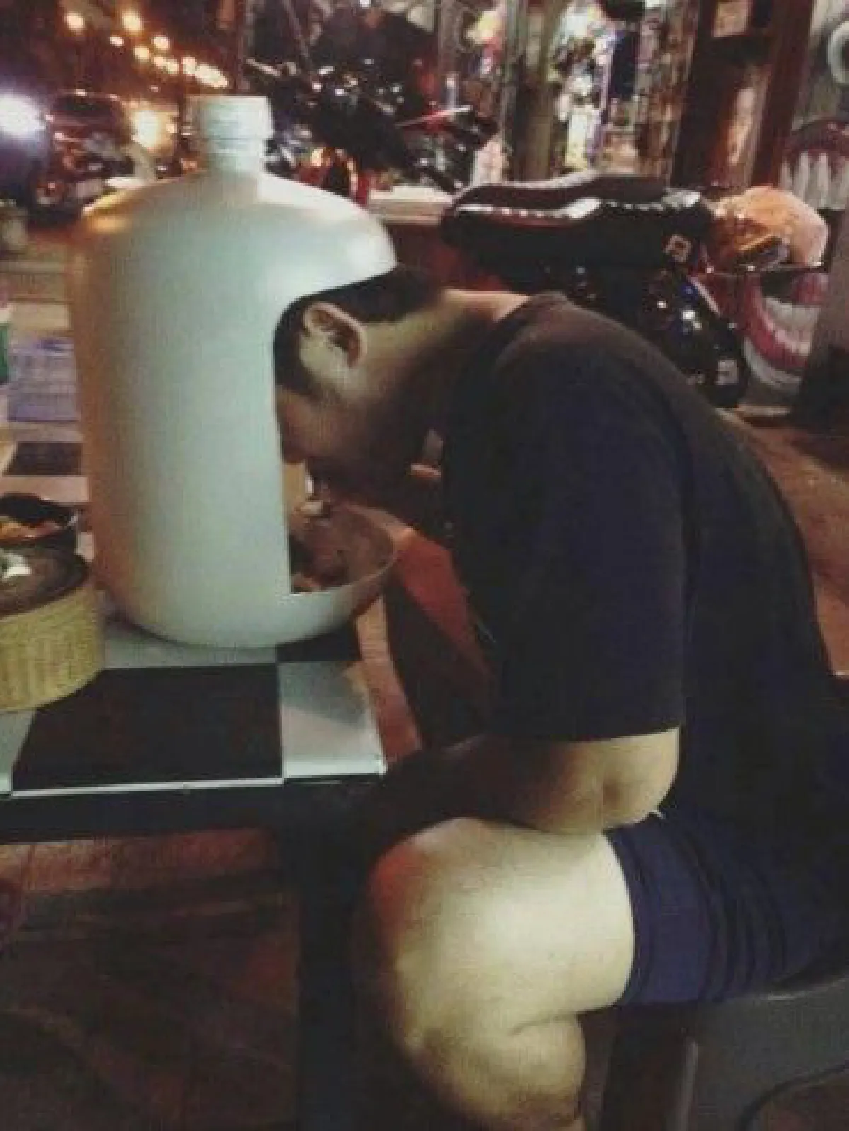 ไอเดียบรรเจิด!ร้านอาหารเมืองจันทน์ใช้ภาชนะสุดแปลกเสิร์ฟลูกค้า