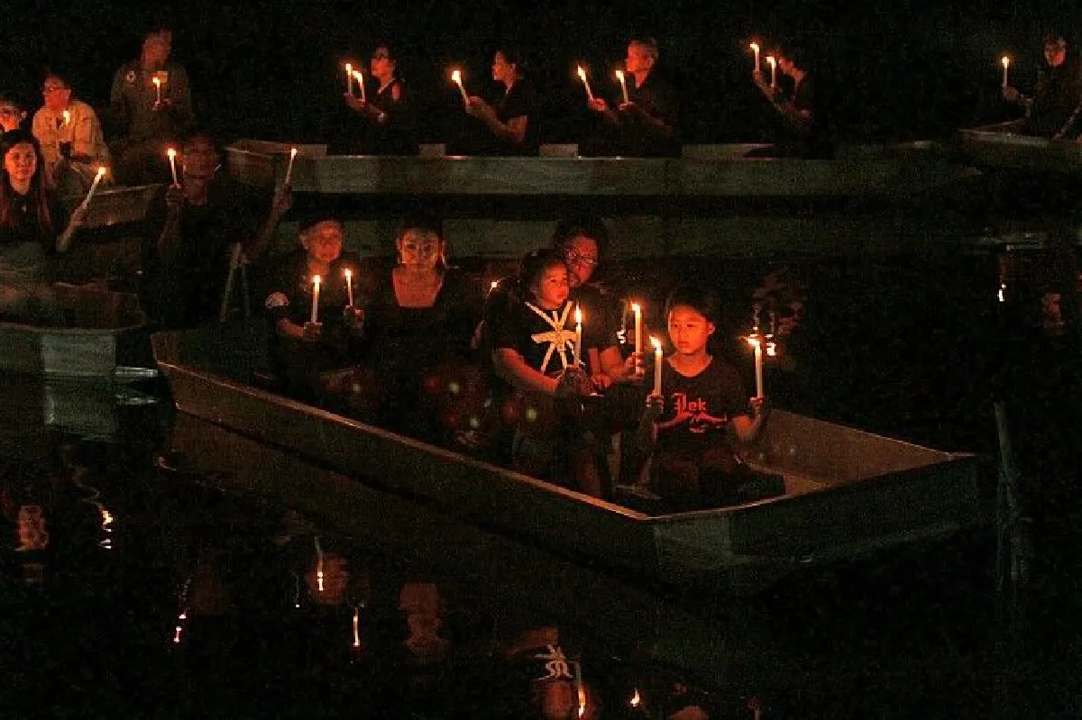 เกษตรกรปทุมฯล่องเรือแปรอักษรแสดงความอาลัยในหลวงร.9
